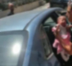  بالفيديو: انقاذ طفلة تُركت داخل مركبة مغلقة في بئر السبع 